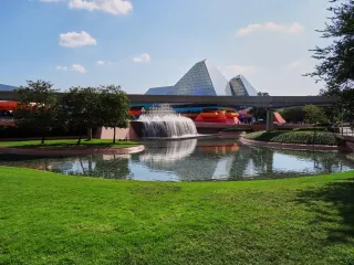 Crowded Parks, Empty Photos: How to Create the Illusion of Space