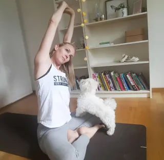 Häromdagen provade jag något nytt - yoga med hund!