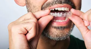 كيفية التعامل مع الألم عند ارتداء التقويم الشفاف