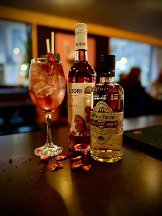A tavasz új kedvence Budapesten: Spring Rosé Spritz a CoolTour Bar 2-ben☀️🍹