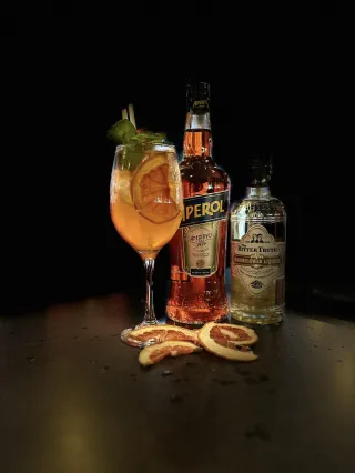 🌞 A nyár legfrissebb slágere Budapesten: 🍹 Summer Spritz a CoolTour Bar 2-ben!