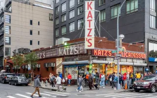 🥪 Legendary Bites & NYC Street Swagger: Why Katz’s Delicatessen Is Still That Spot