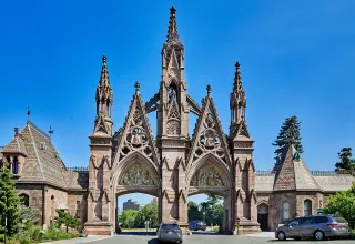 🌳 Peace, History & Hidden Beauty: Exploring Brooklyn’s Green-Wood Cemetery Like a Local