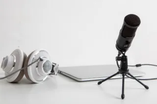 Advertising Your Podcast in 2025: What’s Working
