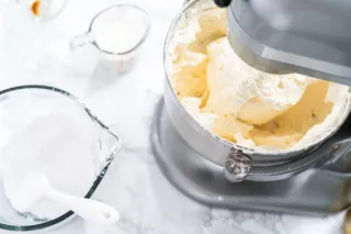 Crème au Beurre Meringue Suisse : La Signature Gourmande d'Atelier Marjorie - Découvrez Nos Secrets!