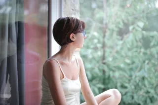 Mindful Navigation of Change: Nina's Journey to Positive Transformation