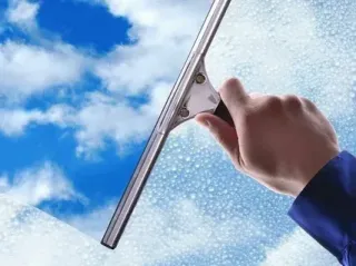 7 Best Homemade Window Cleaner Recipes (Natural & Effective)
