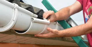 Comment reconnaître une toiture en mauvais état avant les infiltrations d’eau à Gièvres