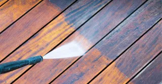 Terrasses, pavés, gouttières : les indispensables de l’entretien extérieur en Sologne