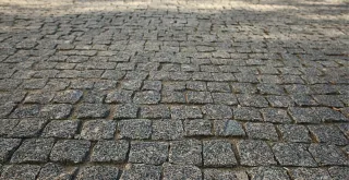 Pourquoi nettoyer vos pavés et allées améliore l’esthétique de votre maison à Gièvres