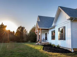 Why Vinyl Siding Fails Faster on Wind-Exposed Midwest Homes
