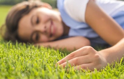 Why “Touching Grass” Actually Works: How Nature Helps the Brain Reset