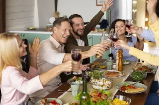 Како да се подготвите за празничната сезона без чувство на вина – уживајте во храната со свесност и рамнотежа