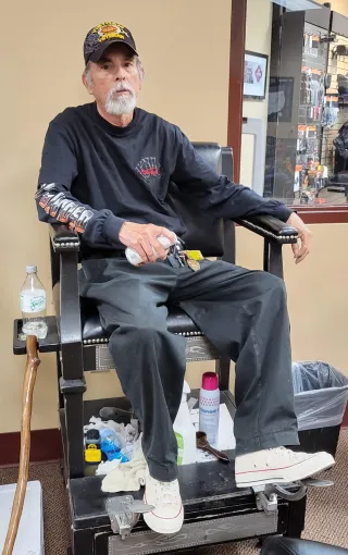 MEET THE CALIENTE SHOE SHINER!