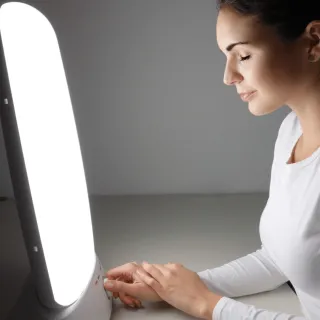 5 Transformative Benefits of Blue Light Therapy for Wellness