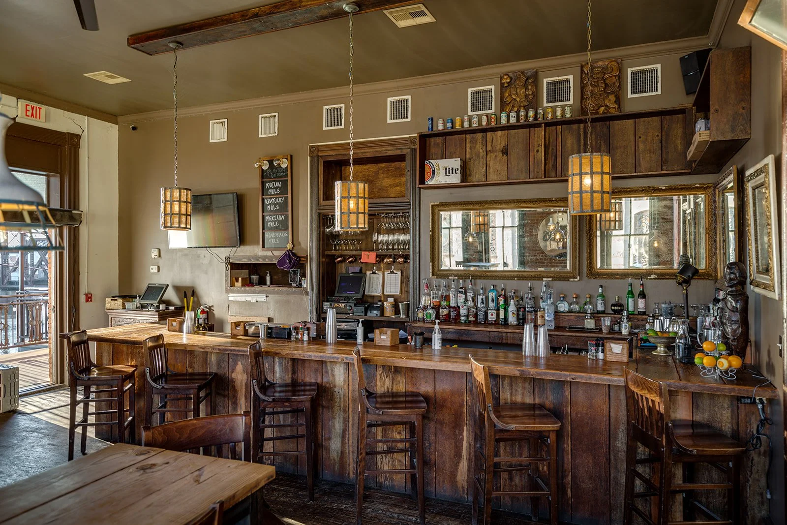 🍕Planter’s Gastropub: River Views, Killer Bites & Weekend Vibes
