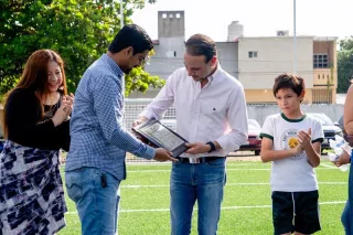 Entregan moderna cancha con pasto sintético en la Primaria “Quetzalcóatl”