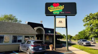 🍕 Cloverleaf’s Pizza Legacy: Inside Eastpointe’s Cloverleaf Bar & Restaurant 🍻