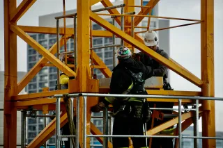 What are the regulations around fall protection on job sites?