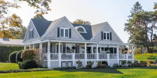 Signs Your Garage Door Will Devalue Your House | The Listing Team
