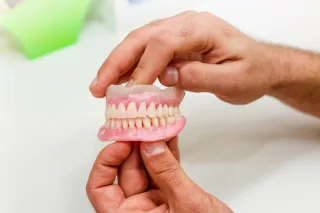 Tipos de Prótesis Dentales: Guía Completa para Elegir la más Adecuada