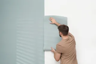 Pose de Papier Peint : Comment Transformer Vos Espaces Intérieurs avec Style et Élégance