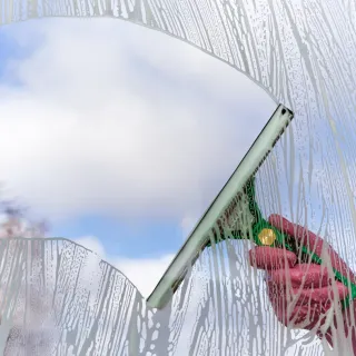 Pourquoi opter pour un lavage de vitres professionnel au Mans ?