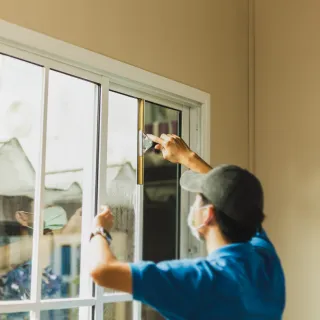 Nettoyage de vitres au Mans : confiez vos vitrages à des pros