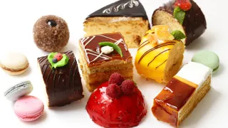 Vegan Mini Cake Treats Lake Balboa CA: Irresistible Plant-Based Bites from Leo’s Superfood Vegan Cafe