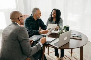 Choosing the Right Mortgage Professional in Toronto: Broker vs. Agent