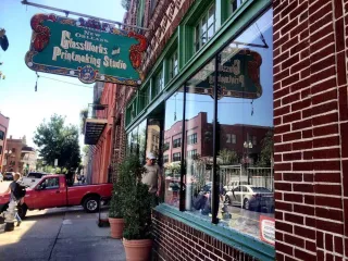 🖼️ Blow Glass, Make Art, Feel the Heat — Only at New Orleans Glassworks & Printmaking Studio


