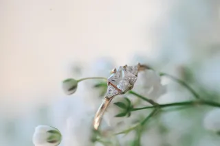 ¿En qué mano van los anillos de compromiso y de boda?