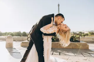 La tradición de llevar a la novia en brazos: Orígenes y significados