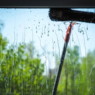 Des vitres étincelantes à Melun et alentours : l’expertise d’ATP CLEAN en nettoyage professionnel