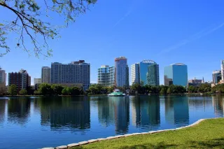 🌆 Swans, Skyscrapers & Sunset Strolls: Why Lake Eola Park Is Orlando’s Heartbeat