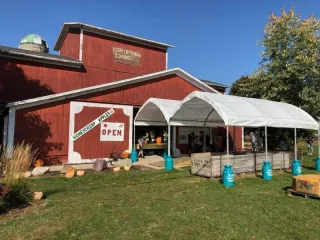 🍎 Where Fall Feels Like Home: A Day at Mueller’s Orchard & Cider Mill 🍏


