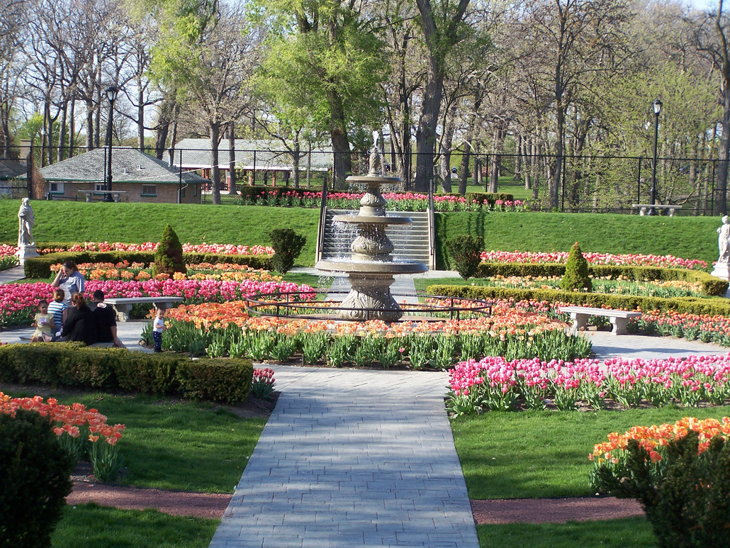 Step Into Serenity: Exploring Phillips Park Sunken Garden in Aurora, IL 🌸🌿