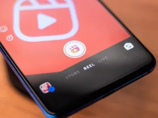 How to activate the automatic captioning on Instagram?
