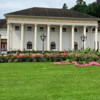 🌿 The Benefits of Professional Landscaping – Why Hiring an Expert is Worth It