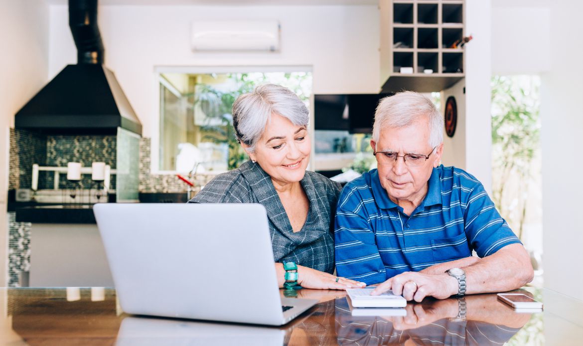 How Seniors Can Manage Their Own Finances in Toronto, Ontario