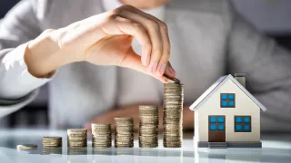 مقارنة بين الاستثمار في العقارات والأسهم