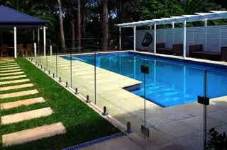 Incorporating Glass into Outdoor Living Spaces
