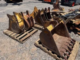 CASE Backhoe Buckets 12” 360