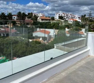 5 Places to Use Frameless Glass Balustrades in Your Home
