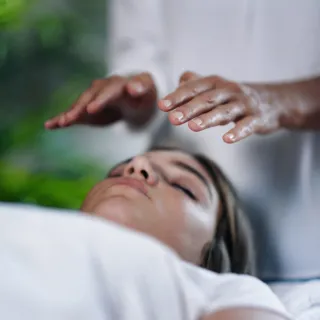 Reiki ou sophrologie : quelle méthode choisir pour mieux gérer vos émotions dans les Vosges ?