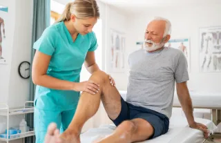 Chronic knee pain during everyday movement