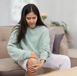 Resting and icing knee pain at home