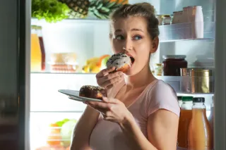 Emotional Eating at Night? The Hidden Beliefs Behind Late Night Bingeing And How to Rewire Them