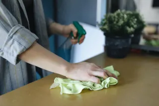What Cleaning Products Do Professional Home Cleaners Use? Which Ones Should You Avoid?
