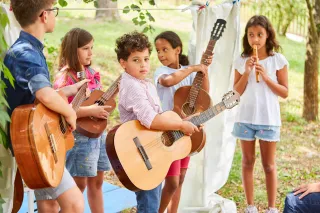 ¿Cómo afinar tu guitarra? Guía básica para principiantes 🎸